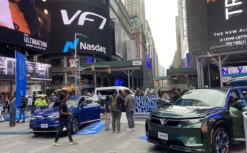 VinFast, nhà sản xuất ô tô Việt Nam, đã ký thỏa thuận với Gotion Inc. để đăng ký bán 15 triệu cổ phiếu VFS trong một đợt phát hành riêng lẻ với giá 10 USD/cổ phiếu. Tổng giá trị mua là 150 triệu USD (khoảng 3.540 tỷ đồng), tương đương với tỷ lệ sở hữu 0,7% vốn điều lệ của VinFast. Giao dịch này sẽ được hoàn tất sau khi kết thúc quá trình hợp nhất kinh doanh của VinFast và Black Spade và Gotion có được sự chấp thuận của các cơ quan có thẩm quyền. Gotion là một công ty chuyên thiết kế các giải pháp năng lượng với mục tiêu đổi mới và tạo ra thế hệ công nghệ pin kế tiếp. Nó trực thuộc Công ty Hefei Guoxuan High-Tech Power Energy (Gotion High Tech), doanh nghiệp sản xuất pin hàng đầu của Trung Quốc. Theo tìm hiểu, Gotion là công ty hợp tác với Công ty cổ phần Giải pháp năng lượng VinES, trong dự án nhà máy liên doanh sản xuất pin lithium tại khu kinh tế Vũng Áng, tỉnh Hà Tĩnh. Dự án này có tổng mức đầu tư 275 triệu USD (hơn 6.300 tỷ đồng) và công suất thiết kế 5GWh/năm. Tỷ lệ góp vốn dự án của VinES là 49%, còn lại Gotion chiếm 51%. Mục tiêu của dự án là phát triển và sản xuất pin sạc được sử dụng chủ yếu trong xe điện và hệ thống lưu trữ điện năng. Ngoài Gotion, vào tháng 3/2021, VinFast đã ký kết biên bản ghi nhớ với Công ty Công nghệ ProLogium (Đài Loan) để thành lập liên doanh sản xuất pin thể rắn cho xe ô tô. Điều này cho thấy VinFast đang tìm kiếm các đối tác chiến lược trong ngành công nghiệp pin để đẩy mạnh sản xuất xe điện và giảm thiểu sự phụ thuộc vào các nhà sản xuất khác. Kết luận Với thỏa thuận đăng ký bán 15 triệu cổ phiếu VFS cho Gotion Inc., VinFast hy vọng sẽ tìm thấy đối tác chiến lược trong ngành công nghiệp pin để cùng phát triển và sản xuất các sản phẩm pin sạc tiên tiến. Điều này sẽ giúp VinFast đẩy mạnh sản xuất xe điện và nâng cao thương hiệu của mình trên thị trường ô tô toàn cầu.