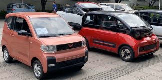 Wuling Hongguang Mini EV (bên trái) cạnh một mẫu xe điện nội địa Trung Quốc hiệu Baojun. Ảnh: Serba Semua