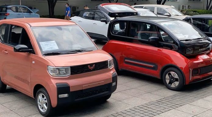 Wuling Hongguang Mini EV (bên trái) cạnh một mẫu xe điện nội địa Trung Quốc hiệu Baojun. Ảnh: Serba Semua